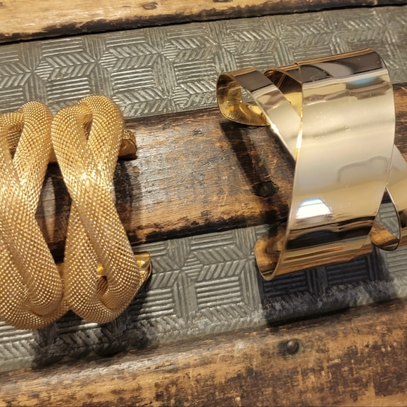 Gold cuff bracelets - Picture 1 of 9